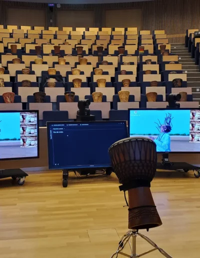 Des participants qui jouent au djembé tous en ensemble